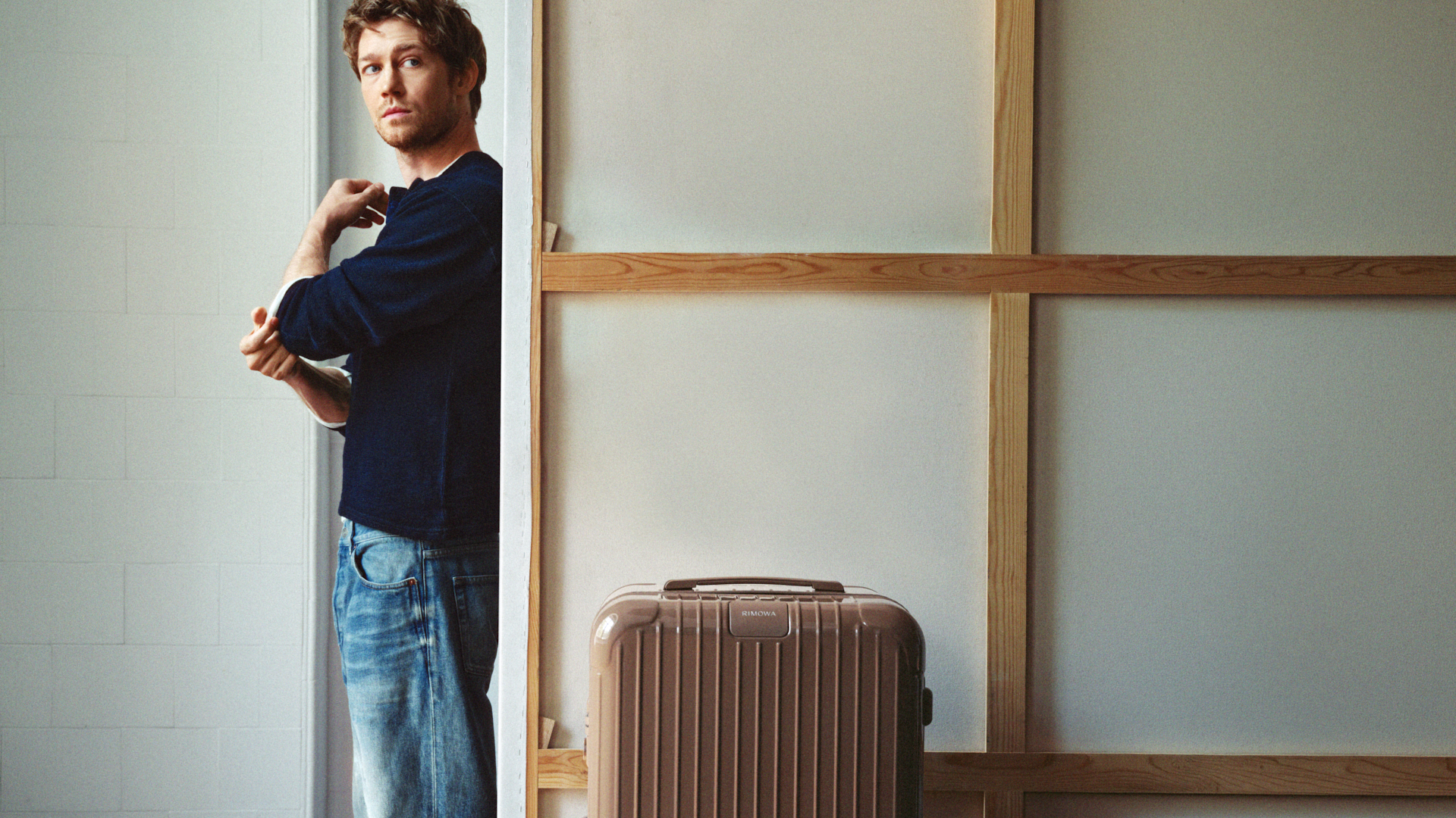 RIMOWA giới thiệu hai sắc m&agrave;u mới UMBER v&agrave; ULTRAMARINE - Ảnh 5.