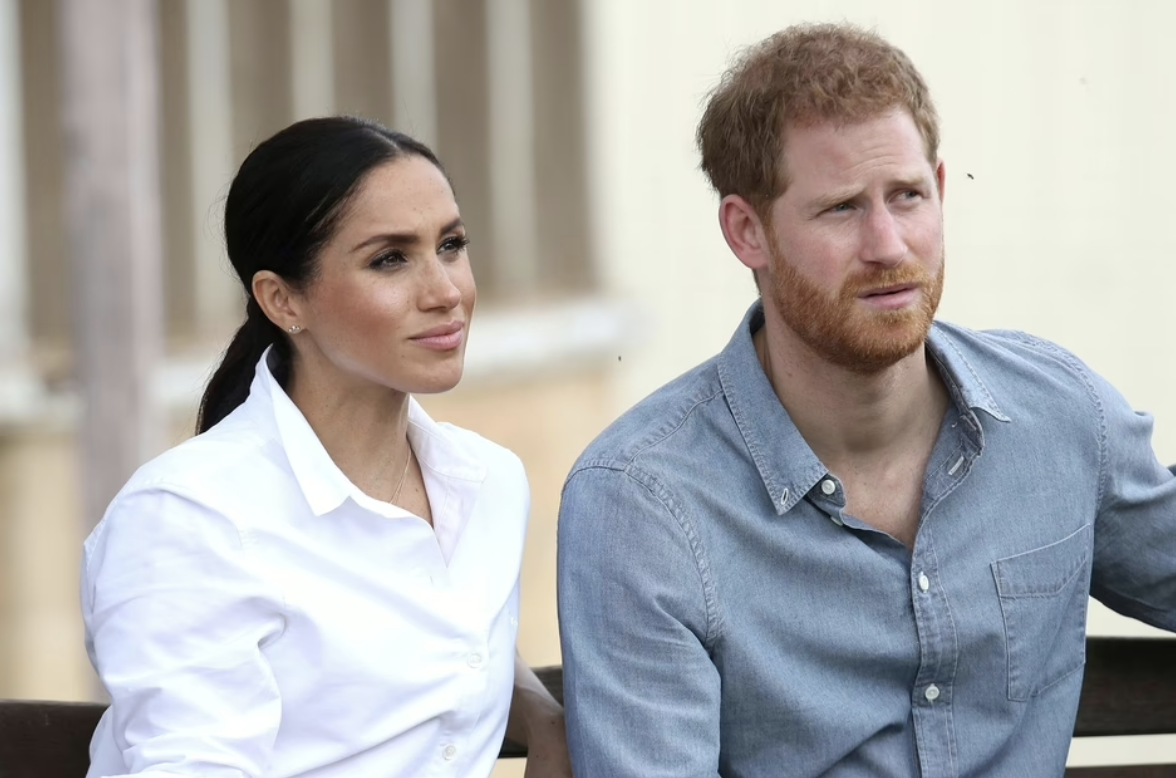 Meghan Markle xin lỗi Ho&agrave;ng gia Anh để h&agrave;n gắn mối quan hệ với William v&agrave; Kate?Meghan Markle đang t&iacute;nh xin lỗi để kh&eacute;p lại rạn nứt với vợ chồng William - Kate? - Ảnh 1.