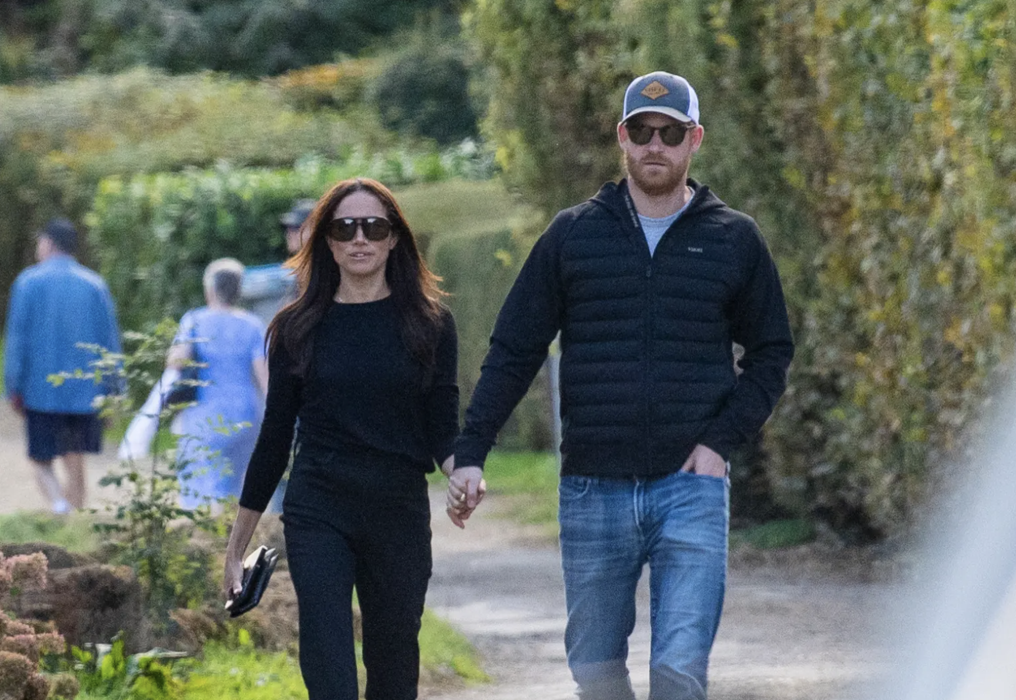 Harry và Meghan nắm tay đi ăn trưa ở pub, lần đầu lộ diện cùng nhau sau khi trở lại Anh - Ảnh 2.