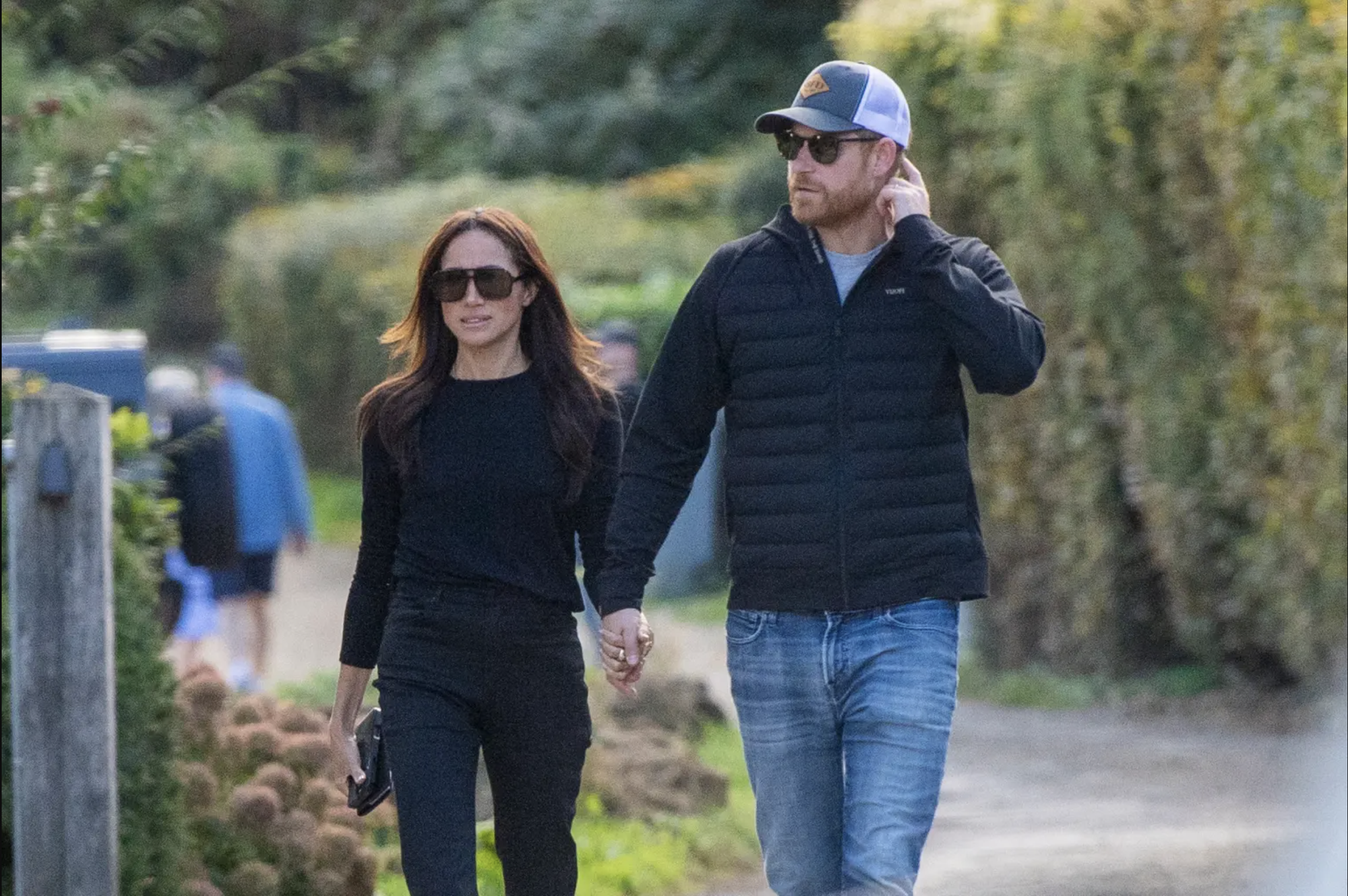 Harry và Meghan nắm tay đi ăn trưa ở pub, lần đầu lộ diện cùng nhau sau khi trở lại Anh - Ảnh 3.