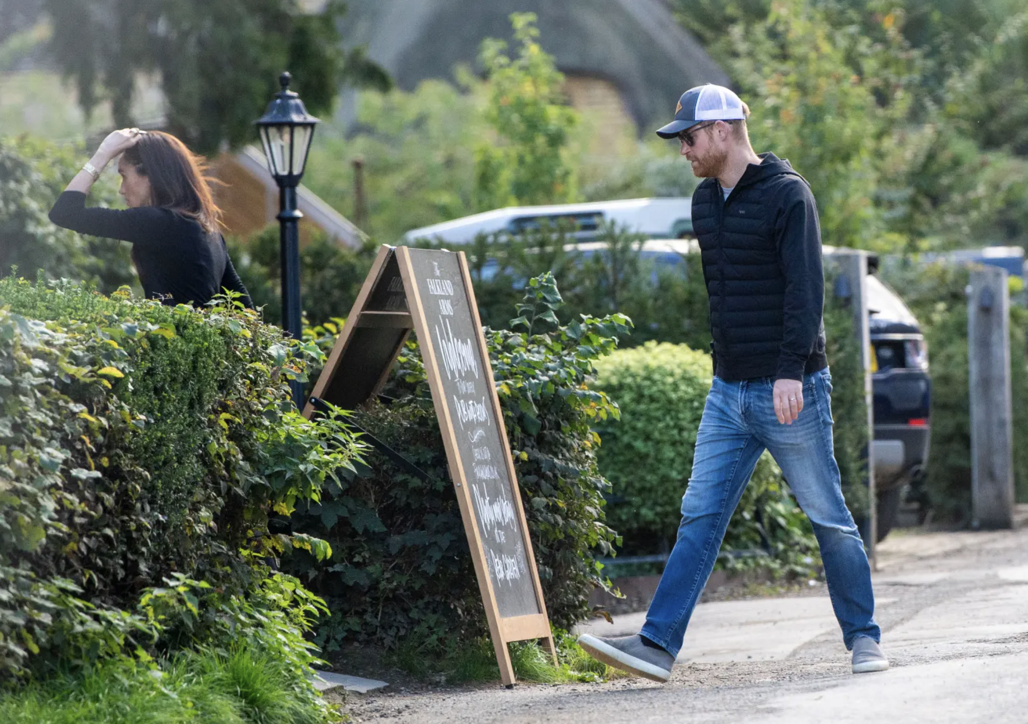 Harry và Meghan nắm tay đi ăn trưa ở pub, lần đầu lộ diện cùng nhau sau khi trở lại Anh - Ảnh 5.