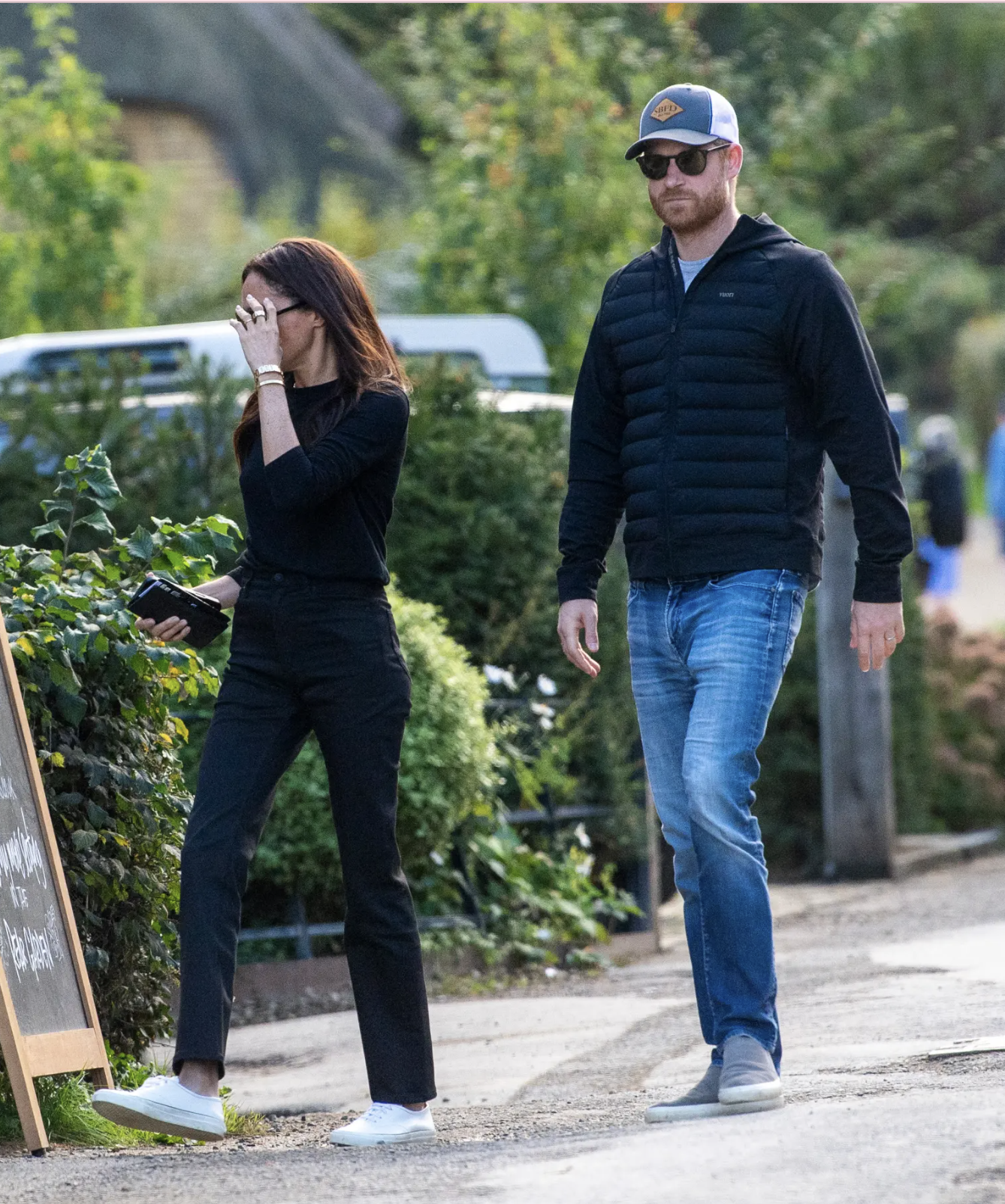 Harry và Meghan nắm tay đi ăn trưa ở pub, lần đầu lộ diện cùng nhau sau khi trở lại Anh - Ảnh 4.