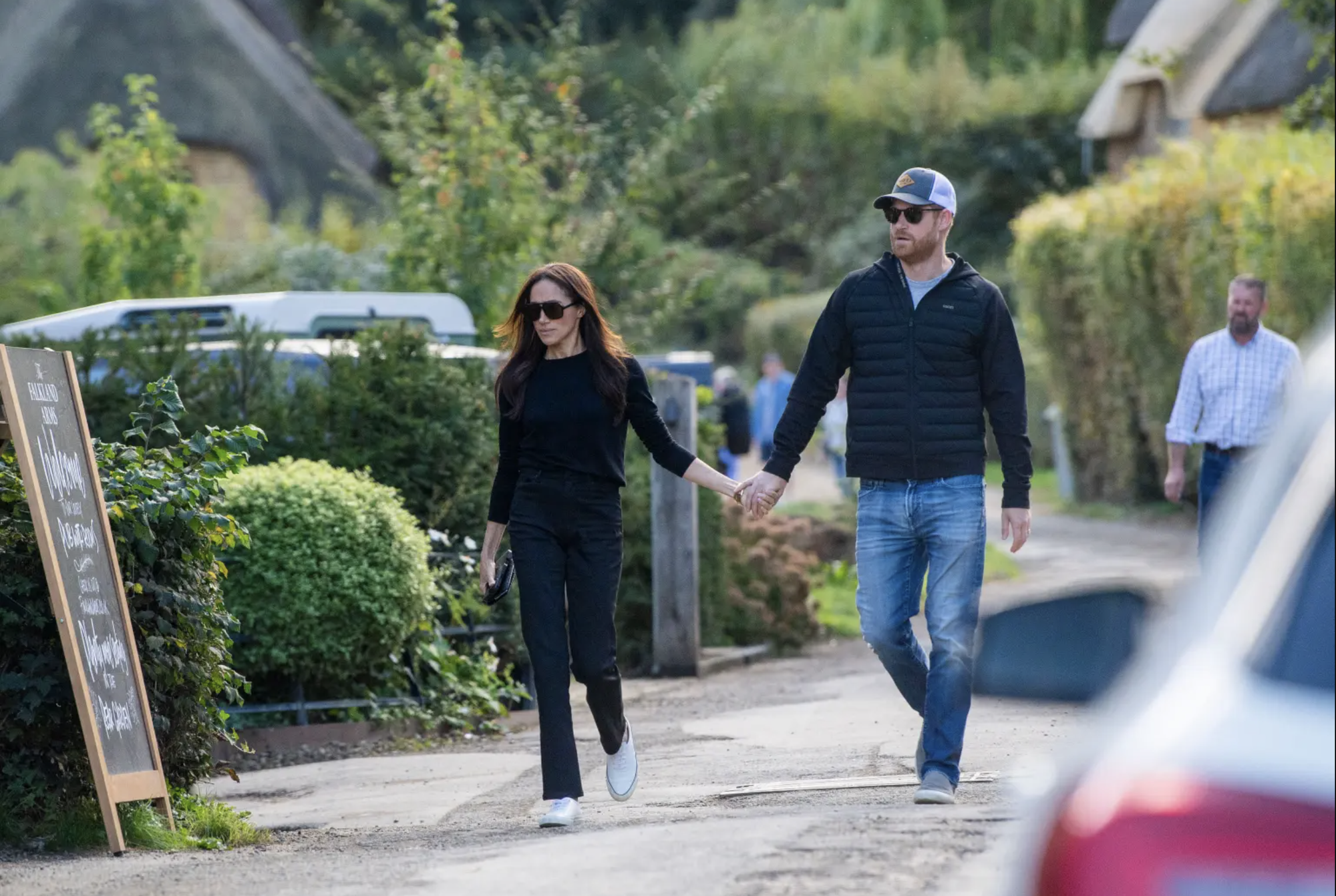 Harry và Meghan nắm tay đi ăn trưa ở pub, lần đầu lộ diện cùng nhau sau khi trở lại Anh - Ảnh 1.