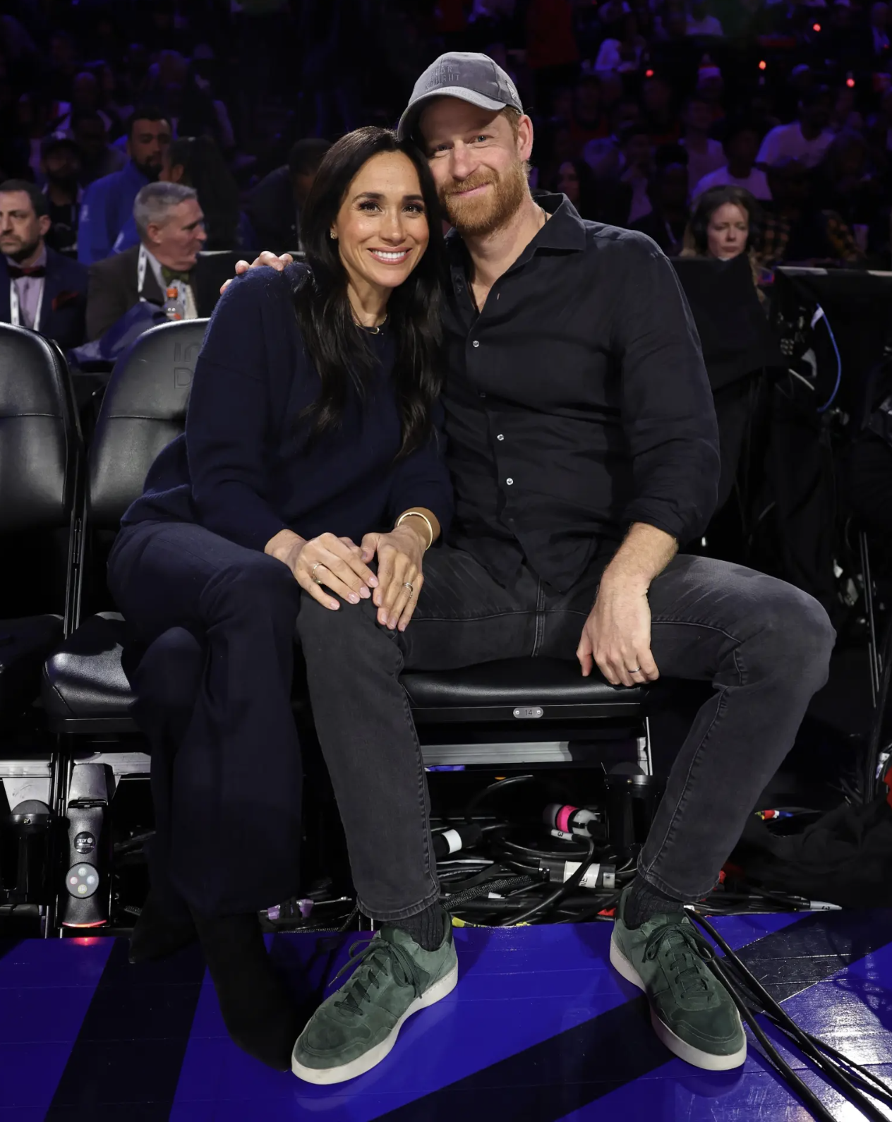 Harry và Meghan nắm tay đi ăn trưa ở pub, lần đầu lộ diện cùng nhau sau khi trở lại Anh - Ảnh 6.