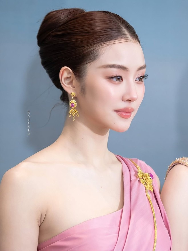 Tiểu thư Th&aacute;i Lan Miu Natsha: Nhan sắc kh&ocirc;ng ngh&egrave;o nổi tại show diễn Chanel 2026 - Ảnh 5.