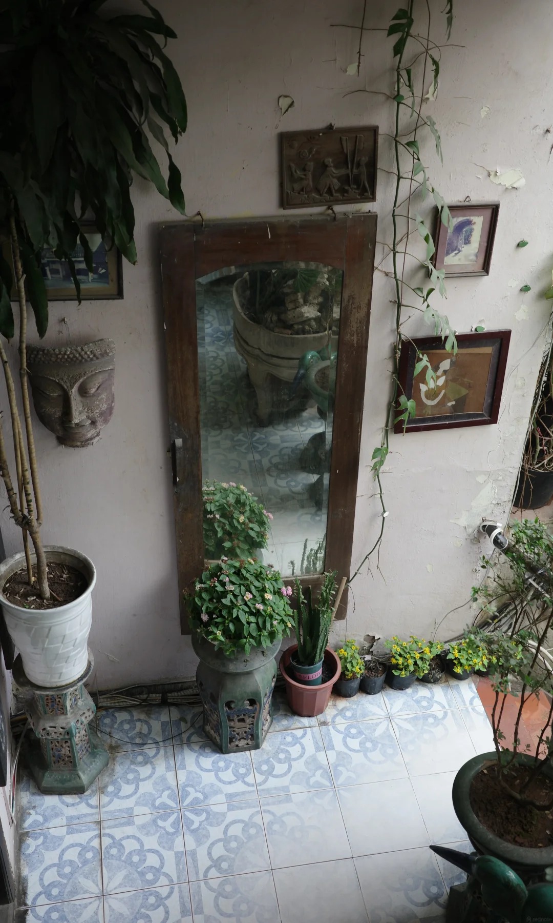 Kh&aacute;m ph&aacute; Caf&eacute; phố Cổ ẩn m&igrave;nh giữa phố Cổ H&agrave; Nội với kh&ocirc;ng gian đậm chất &Aacute; Đ&ocirc;ngQu&aacute;n c&agrave; ph&ecirc; &ldquo;ẩn m&igrave;nh&rdquo; giữa phố cổ H&agrave; Nội, bước qua một tiệm lụa mới thấy, kh&ocirc;ng gian đậm chất &Aacute; Đ&ocirc;ng khiến kh&aacute;ch Trung m&ecirc; mẩn - Ảnh 11.