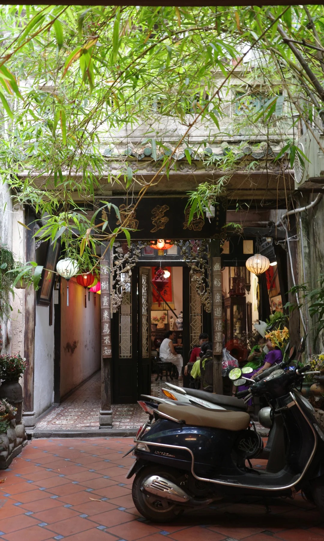 Kh&aacute;m ph&aacute; Caf&eacute; phố Cổ ẩn m&igrave;nh giữa phố Cổ H&agrave; Nội với kh&ocirc;ng gian đậm chất &Aacute; Đ&ocirc;ngQu&aacute;n c&agrave; ph&ecirc; &ldquo;ẩn m&igrave;nh&rdquo; giữa phố cổ H&agrave; Nội, bước qua một tiệm lụa mới thấy, kh&ocirc;ng gian đậm chất &Aacute; Đ&ocirc;ng khiến kh&aacute;ch Trung m&ecirc; mẩn - Ảnh 13.