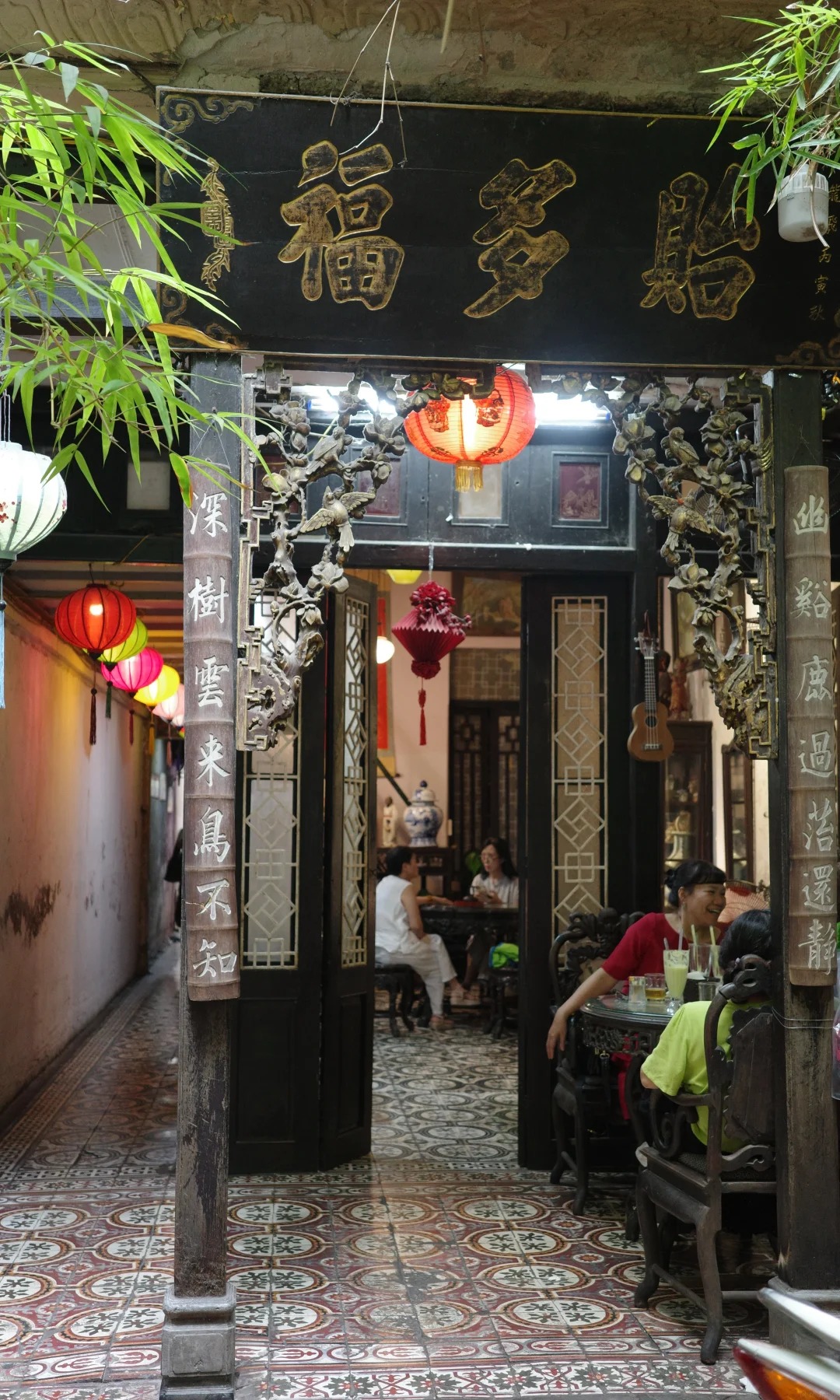 Kh&aacute;m ph&aacute; Caf&eacute; phố Cổ ẩn m&igrave;nh giữa phố Cổ H&agrave; Nội với kh&ocirc;ng gian đậm chất &Aacute; Đ&ocirc;ngQu&aacute;n c&agrave; ph&ecirc; &ldquo;ẩn m&igrave;nh&rdquo; giữa phố cổ H&agrave; Nội, bước qua một tiệm lụa mới thấy, kh&ocirc;ng gian đậm chất &Aacute; Đ&ocirc;ng khiến kh&aacute;ch Trung m&ecirc; mẩn - Ảnh 14.
