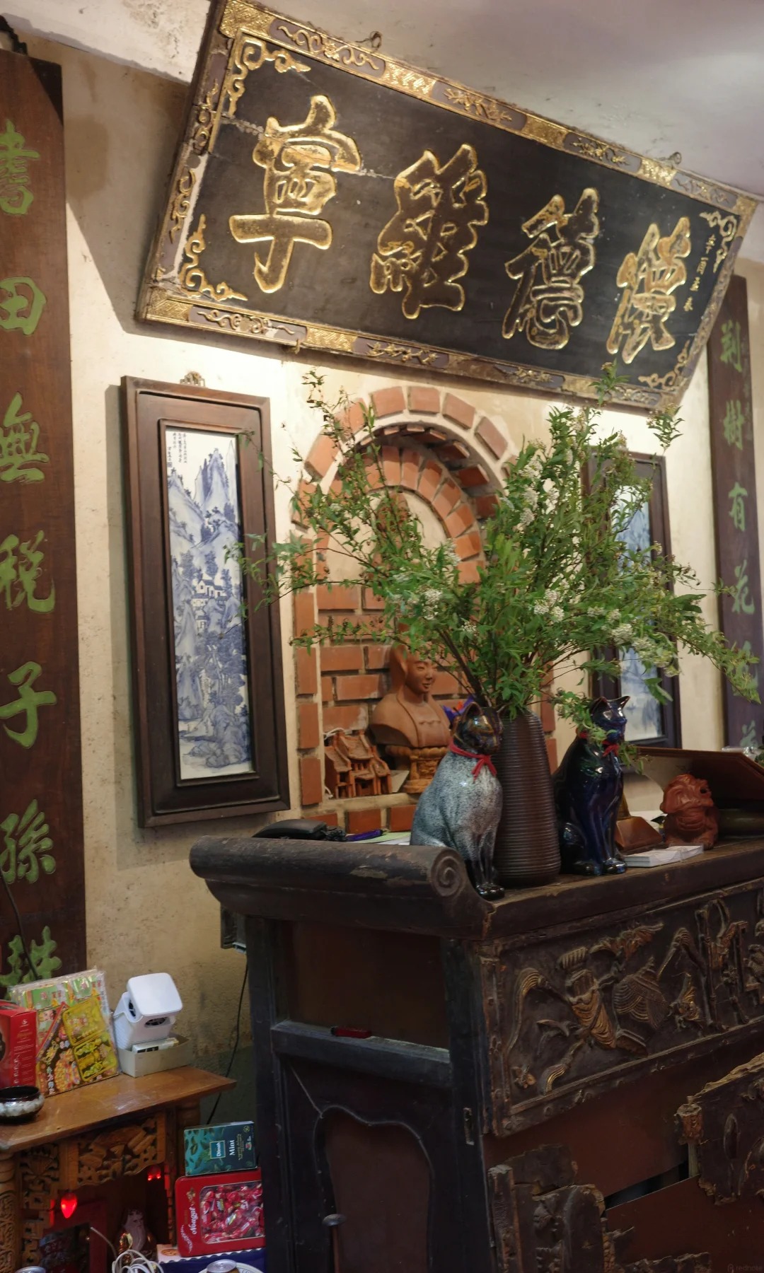 Kh&aacute;m ph&aacute; Caf&eacute; phố Cổ ẩn m&igrave;nh giữa phố Cổ H&agrave; Nội với kh&ocirc;ng gian đậm chất &Aacute; Đ&ocirc;ngQu&aacute;n c&agrave; ph&ecirc; &ldquo;ẩn m&igrave;nh&rdquo; giữa phố cổ H&agrave; Nội, bước qua một tiệm lụa mới thấy, kh&ocirc;ng gian đậm chất &Aacute; Đ&ocirc;ng khiến kh&aacute;ch Trung m&ecirc; mẩn - Ảnh 15.
