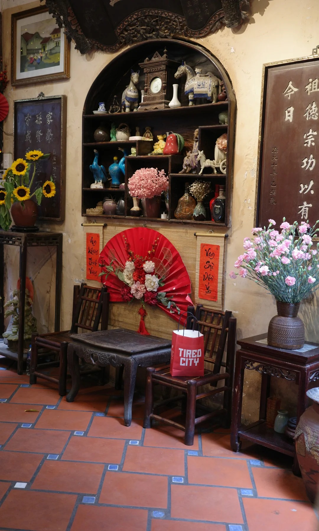 Kh&aacute;m ph&aacute; Caf&eacute; phố Cổ ẩn m&igrave;nh giữa phố Cổ H&agrave; Nội với kh&ocirc;ng gian đậm chất &Aacute; Đ&ocirc;ngQu&aacute;n c&agrave; ph&ecirc; &ldquo;ẩn m&igrave;nh&rdquo; giữa phố cổ H&agrave; Nội, bước qua một tiệm lụa mới thấy, kh&ocirc;ng gian đậm chất &Aacute; Đ&ocirc;ng khiến kh&aacute;ch Trung m&ecirc; mẩn - Ảnh 16.