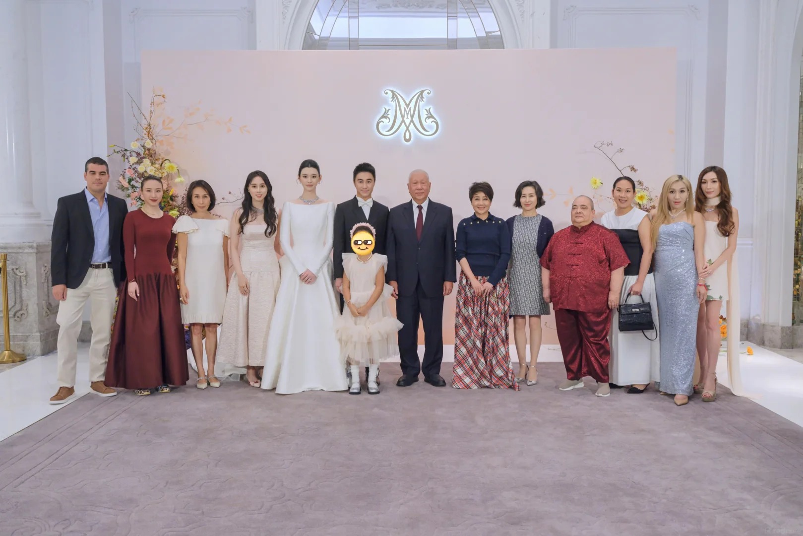 Gallery - Ái nữ vua sòng bài Hà Siêu Hân bất ngờ khoe loạt ảnh đám cưới anh trai: Đại gia đình 4 thế hệ hội tụ, cô dâu đeo cả “núi” vàng - image 5