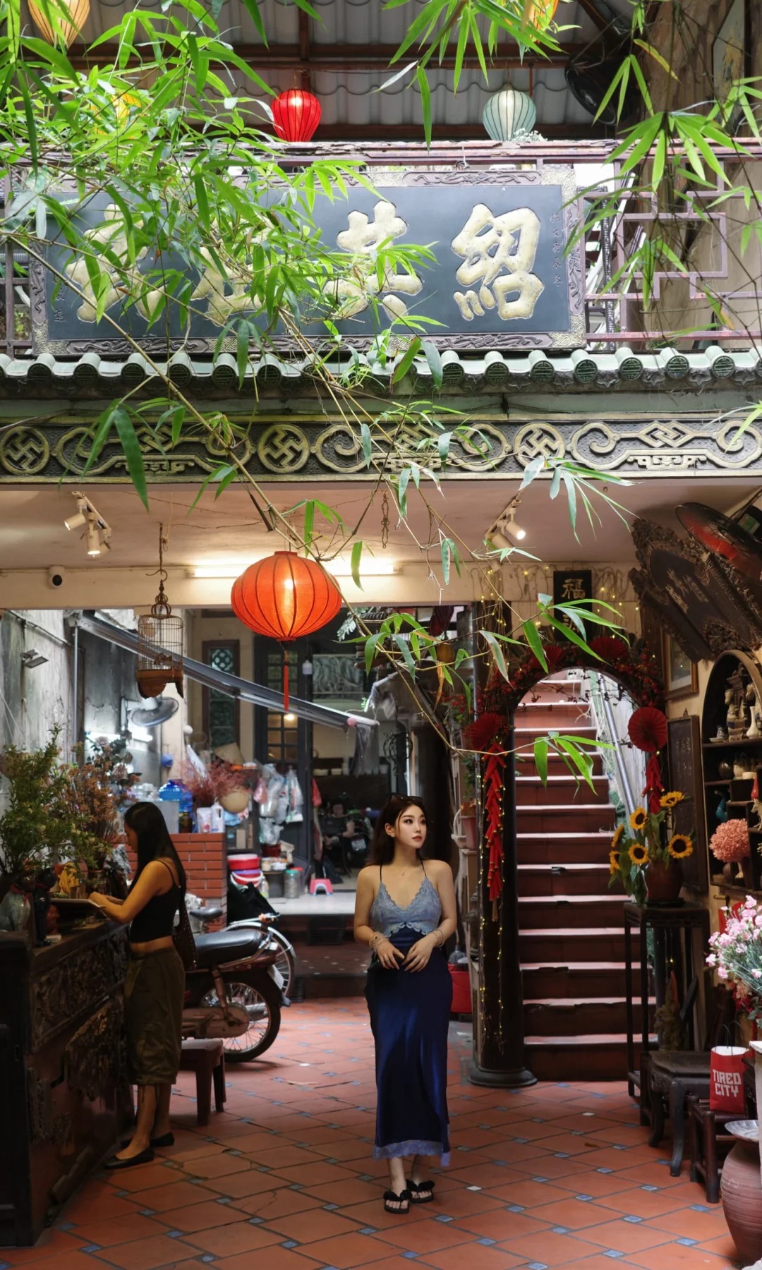 Kh&aacute;m ph&aacute; Caf&eacute; phố Cổ ẩn m&igrave;nh giữa phố Cổ H&agrave; Nội với kh&ocirc;ng gian đậm chất &Aacute; Đ&ocirc;ngQu&aacute;n c&agrave; ph&ecirc; &ldquo;ẩn m&igrave;nh&rdquo; giữa phố cổ H&agrave; Nội, bước qua một tiệm lụa mới thấy, kh&ocirc;ng gian đậm chất &Aacute; Đ&ocirc;ng khiến kh&aacute;ch Trung m&ecirc; mẩn - Ảnh 2.