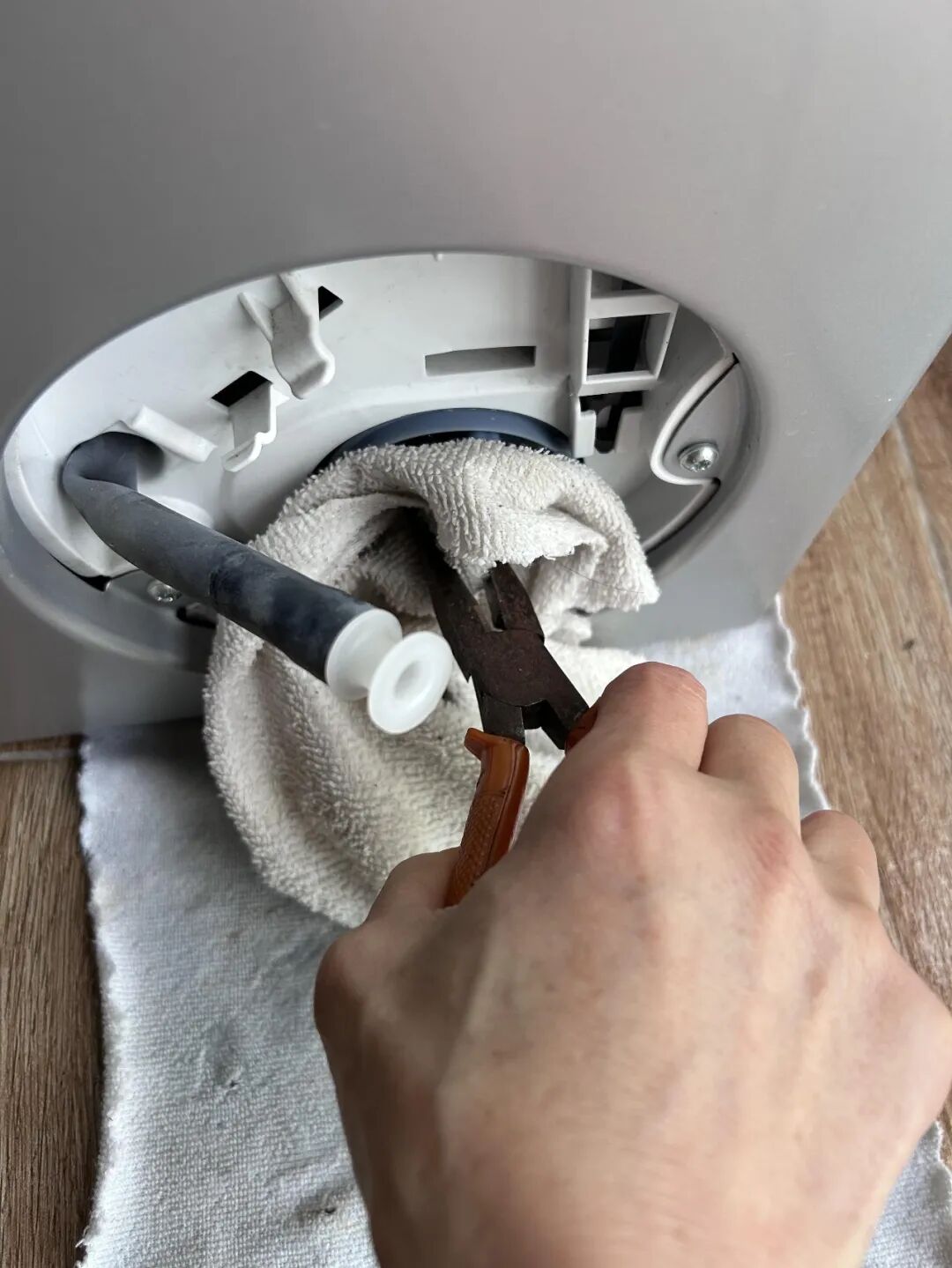 M&aacute;y giặt tr&agrave;n bọt, kh&ocirc;ng vắt, c&oacute; m&ugrave;i: 7 dấu hiệu dễ khiến nhiều người gọi thợ oan - Ảnh 5.