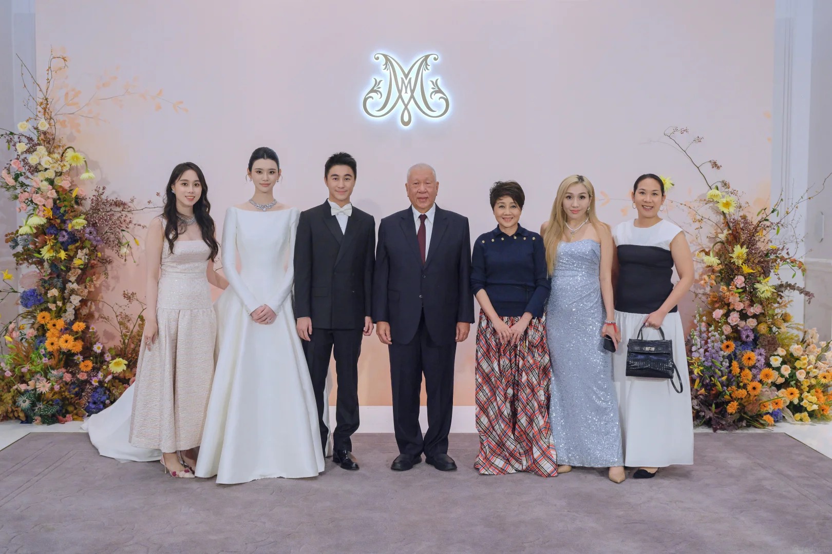 Gallery - Ái nữ vua sòng bài Hà Siêu Hân bất ngờ khoe loạt ảnh đám cưới anh trai: Đại gia đình 4 thế hệ hội tụ, cô dâu đeo cả “núi” vàng - image 6