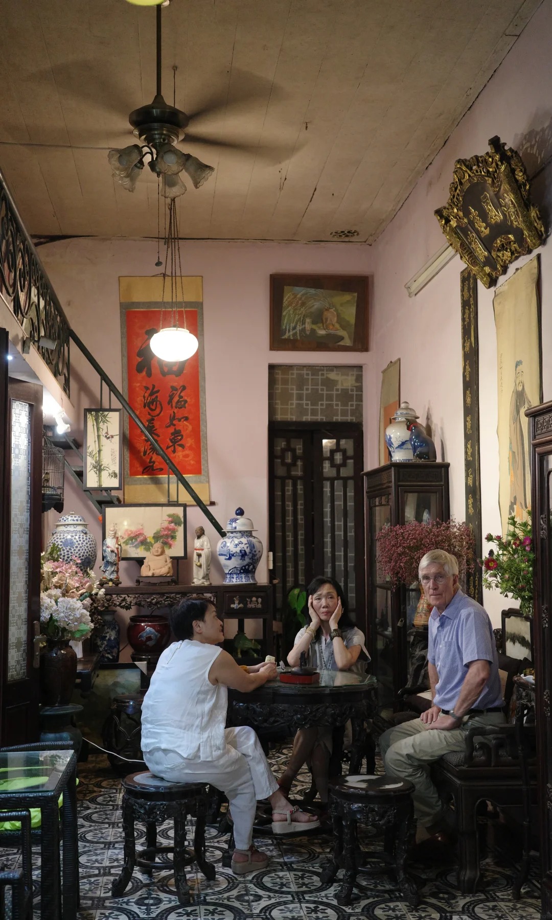 Kh&aacute;m ph&aacute; Caf&eacute; phố Cổ ẩn m&igrave;nh giữa phố Cổ H&agrave; Nội với kh&ocirc;ng gian đậm chất &Aacute; Đ&ocirc;ngQu&aacute;n c&agrave; ph&ecirc; &ldquo;ẩn m&igrave;nh&rdquo; giữa phố cổ H&agrave; Nội, bước qua một tiệm lụa mới thấy, kh&ocirc;ng gian đậm chất &Aacute; Đ&ocirc;ng khiến kh&aacute;ch Trung m&ecirc; mẩn - Ảnh 3.