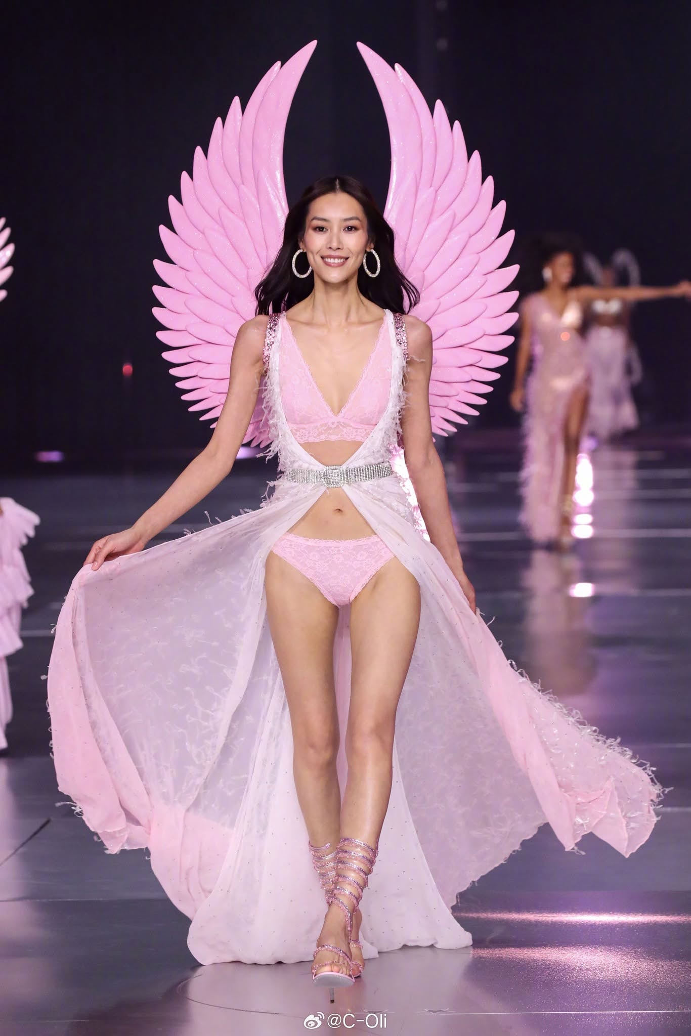 Lưu Văn trở lại Victoria ' s Secret Fashion Show 2026: H&agrave;nh tr&igrave;nh của si&ecirc;u mẫu ch&acirc;u &Aacute; - Ảnh 4.