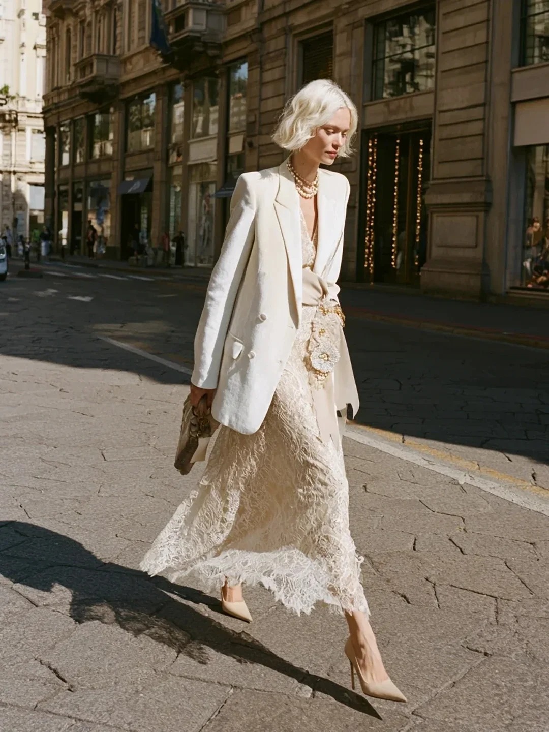 Kh&ocirc;ng cần đồ cầu kỳ, blazer phối v&aacute;y d&agrave;i vẫn tạo n&ecirc;n vẻ thanh lịch chuẩn old money - Ảnh 2.
