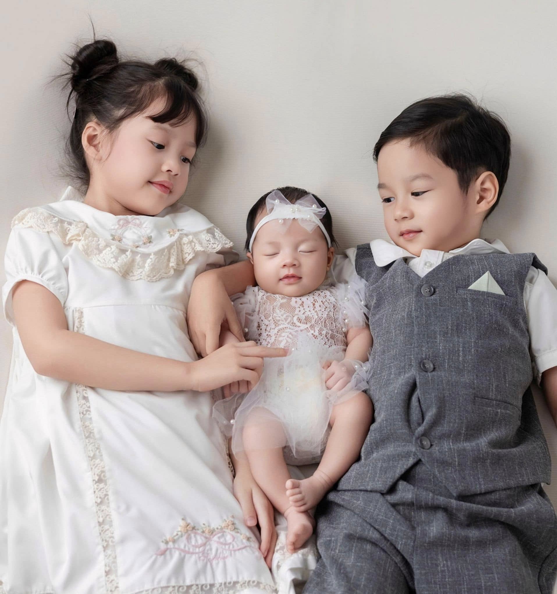 3 nh&oacute;c tỳ nh&agrave; Hoa hậu Đặng Thu Thảo sinh ra đ&atilde; ngậm th&igrave;a v&agrave;ng, visual đẹp như thi&ecirc;n thần - Ảnh 5.
