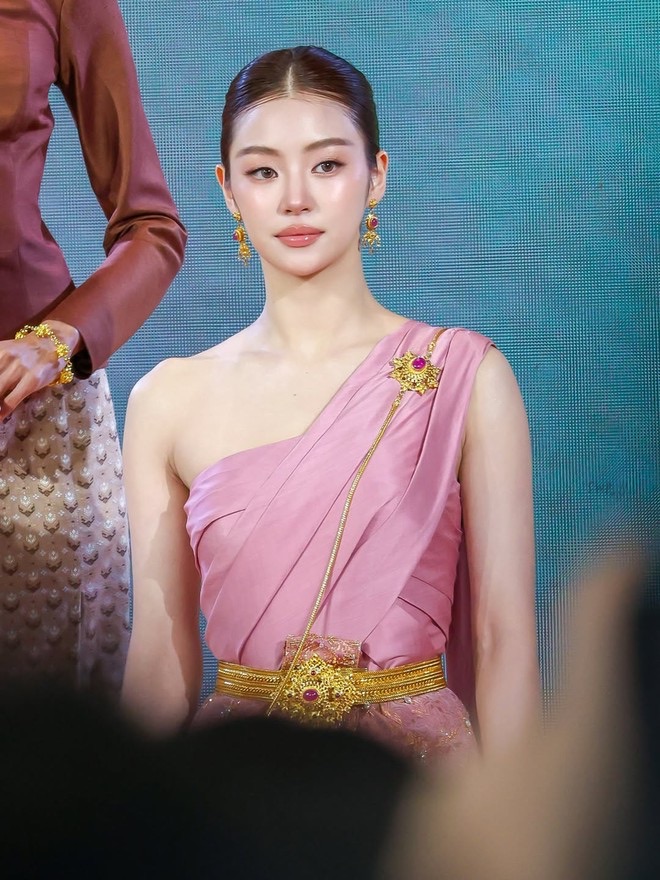 Tiểu thư Th&aacute;i Lan Miu Natsha: Nhan sắc kh&ocirc;ng ngh&egrave;o nổi tại show diễn Chanel 2026 - Ảnh 6.