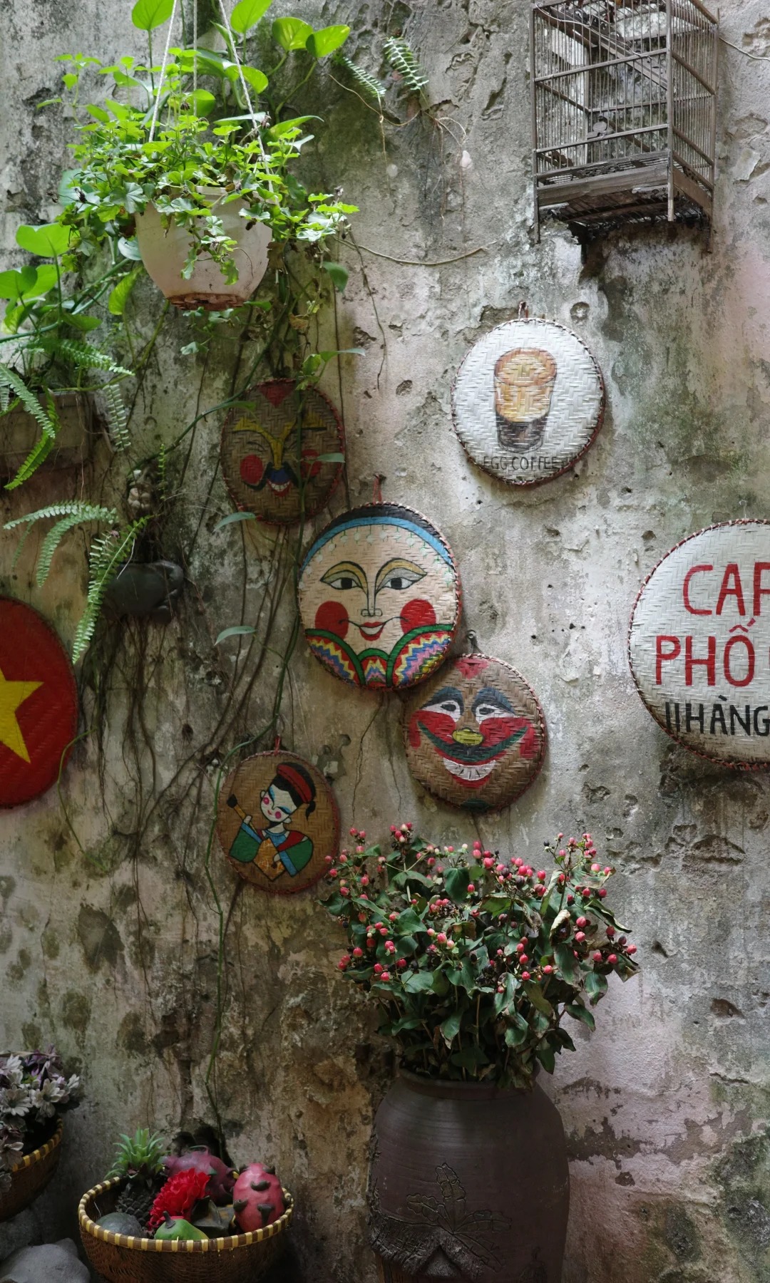 Kh&aacute;m ph&aacute; Caf&eacute; phố Cổ ẩn m&igrave;nh giữa phố Cổ H&agrave; Nội với kh&ocirc;ng gian đậm chất &Aacute; Đ&ocirc;ngQu&aacute;n c&agrave; ph&ecirc; &ldquo;ẩn m&igrave;nh&rdquo; giữa phố cổ H&agrave; Nội, bước qua một tiệm lụa mới thấy, kh&ocirc;ng gian đậm chất &Aacute; Đ&ocirc;ng khiến kh&aacute;ch Trung m&ecirc; mẩn - Ảnh 5.