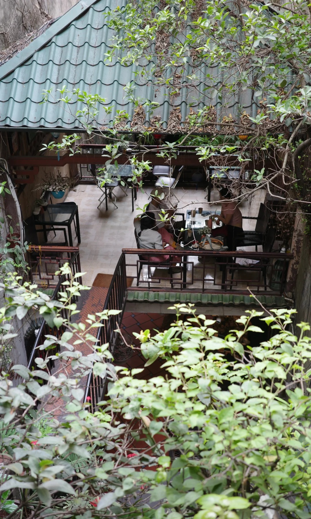 Kh&aacute;m ph&aacute; Caf&eacute; phố Cổ ẩn m&igrave;nh giữa phố Cổ H&agrave; Nội với kh&ocirc;ng gian đậm chất &Aacute; Đ&ocirc;ngQu&aacute;n c&agrave; ph&ecirc; &ldquo;ẩn m&igrave;nh&rdquo; giữa phố cổ H&agrave; Nội, bước qua một tiệm lụa mới thấy, kh&ocirc;ng gian đậm chất &Aacute; Đ&ocirc;ng khiến kh&aacute;ch Trung m&ecirc; mẩn - Ảnh 6.