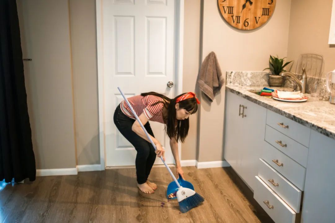 Điều khiến nhiều bà nội trợ kiệt sức không phải nấu cơm hay lau nhà, mà là những việc nhà vô hình không bao giờ kết thúc - Ảnh 2.