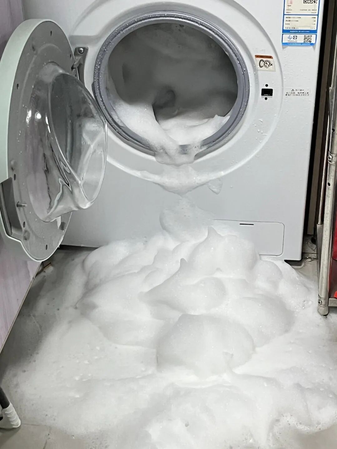 M&aacute;y giặt tr&agrave;n bọt, kh&ocirc;ng vắt, c&oacute; m&ugrave;i: 7 dấu hiệu dễ khiến nhiều người gọi thợ oan - Ảnh 1.