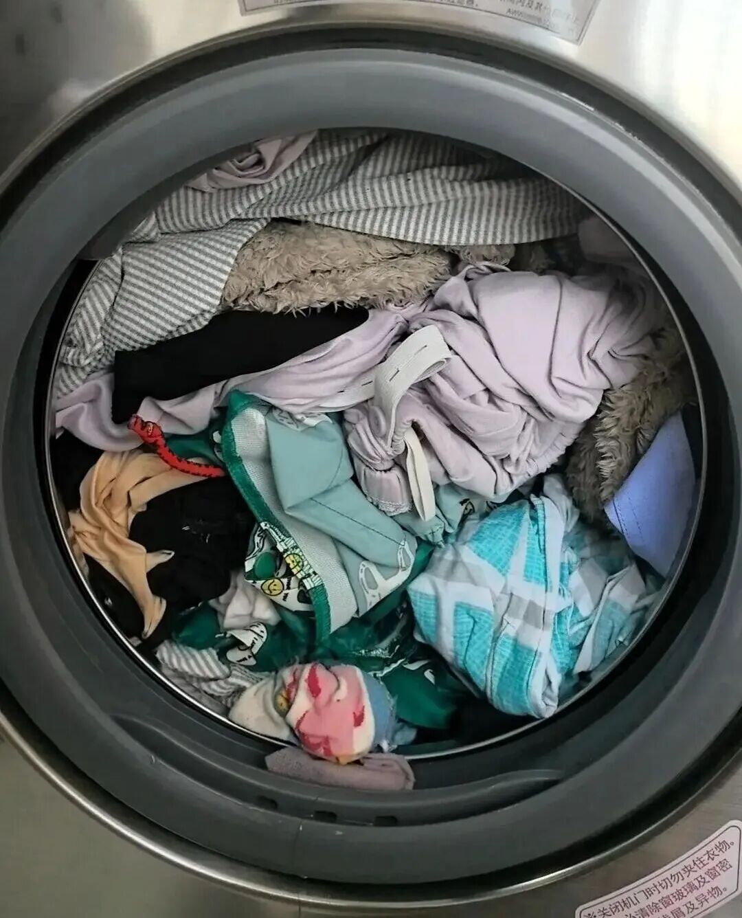 M&aacute;y giặt tr&agrave;n bọt, kh&ocirc;ng vắt, c&oacute; m&ugrave;i: 7 dấu hiệu dễ khiến nhiều người gọi thợ oan - Ảnh 11.