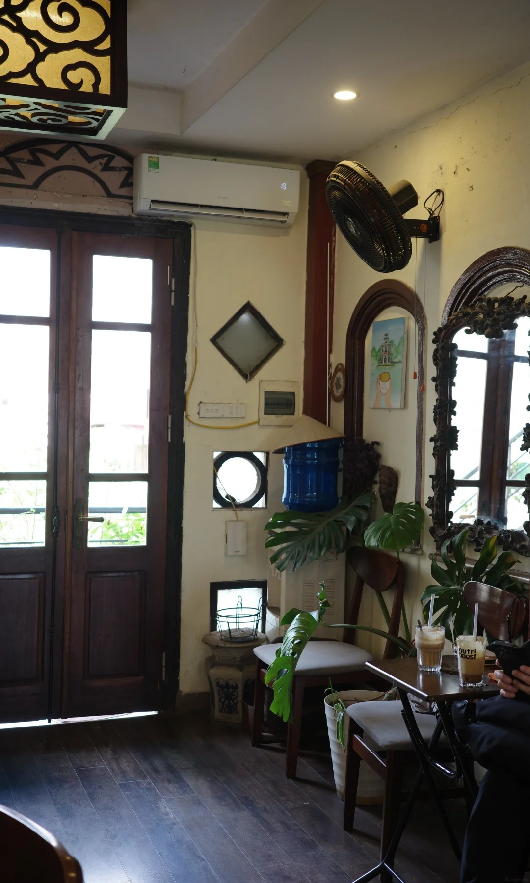 Kh&aacute;m ph&aacute; Caf&eacute; phố Cổ ẩn m&igrave;nh giữa phố Cổ H&agrave; Nội với kh&ocirc;ng gian đậm chất &Aacute; Đ&ocirc;ngQu&aacute;n c&agrave; ph&ecirc; &ldquo;ẩn m&igrave;nh&rdquo; giữa phố cổ H&agrave; Nội, bước qua một tiệm lụa mới thấy, kh&ocirc;ng gian đậm chất &Aacute; Đ&ocirc;ng khiến kh&aacute;ch Trung m&ecirc; mẩn - Ảnh 9.