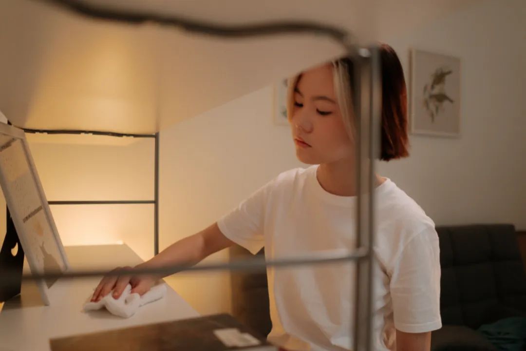 Điều khiến nhiều bà nội trợ kiệt sức không phải nấu cơm hay lau nhà, mà là những việc nhà vô hình không bao giờ kết thúc - Ảnh 1.