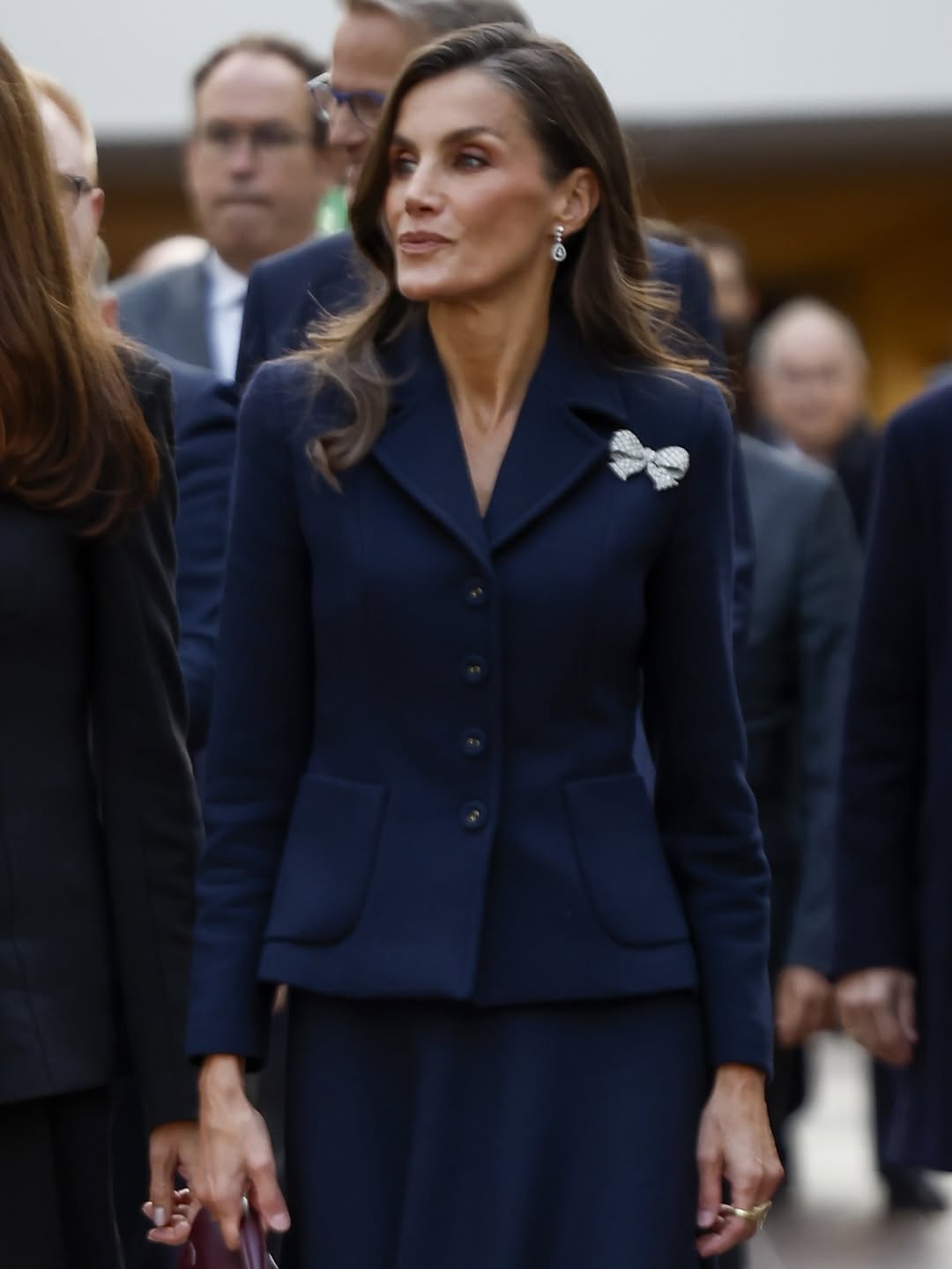 Sau tuổi 40 , phụ nữ n&ecirc;n tr&aacute;nh kiểu mặc g&acirc;y mất d&aacute;ng như Vương hậu Letizia - Ảnh 4.