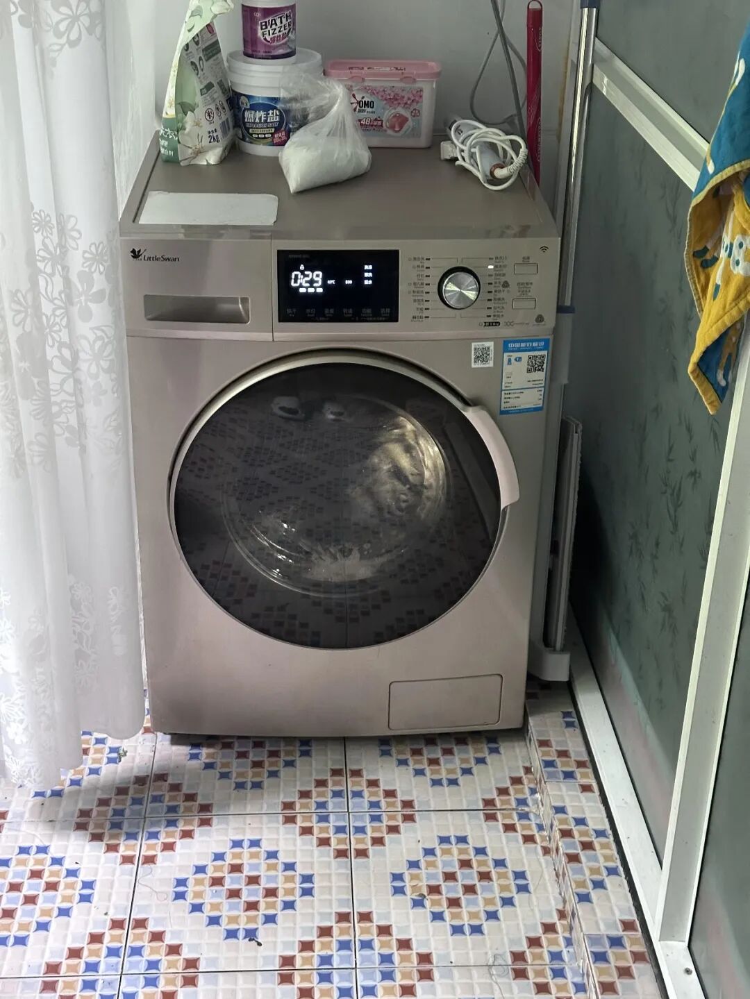 M&aacute;y giặt tr&agrave;n bọt, kh&ocirc;ng vắt, c&oacute; m&ugrave;i: 7 dấu hiệu dễ khiến nhiều người gọi thợ oan - Ảnh 4.