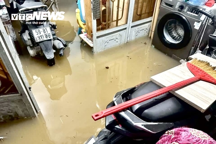 X&aacute;c minh vụ người tử vong nghi do điện giật giữa ngập nước ở TP . HCM - Ảnh 1.