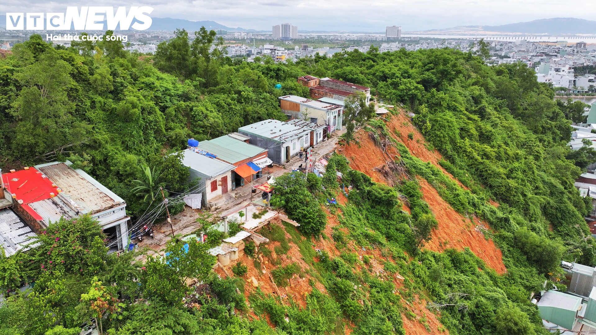 Cuộc sống bấp b&ecirc;nh của 52 hộ d&acirc;n tr&ecirc;n v&aacute;ch n&uacute;i hở h&agrave;m ếch ở Quy Nhơn - Ảnh 2.