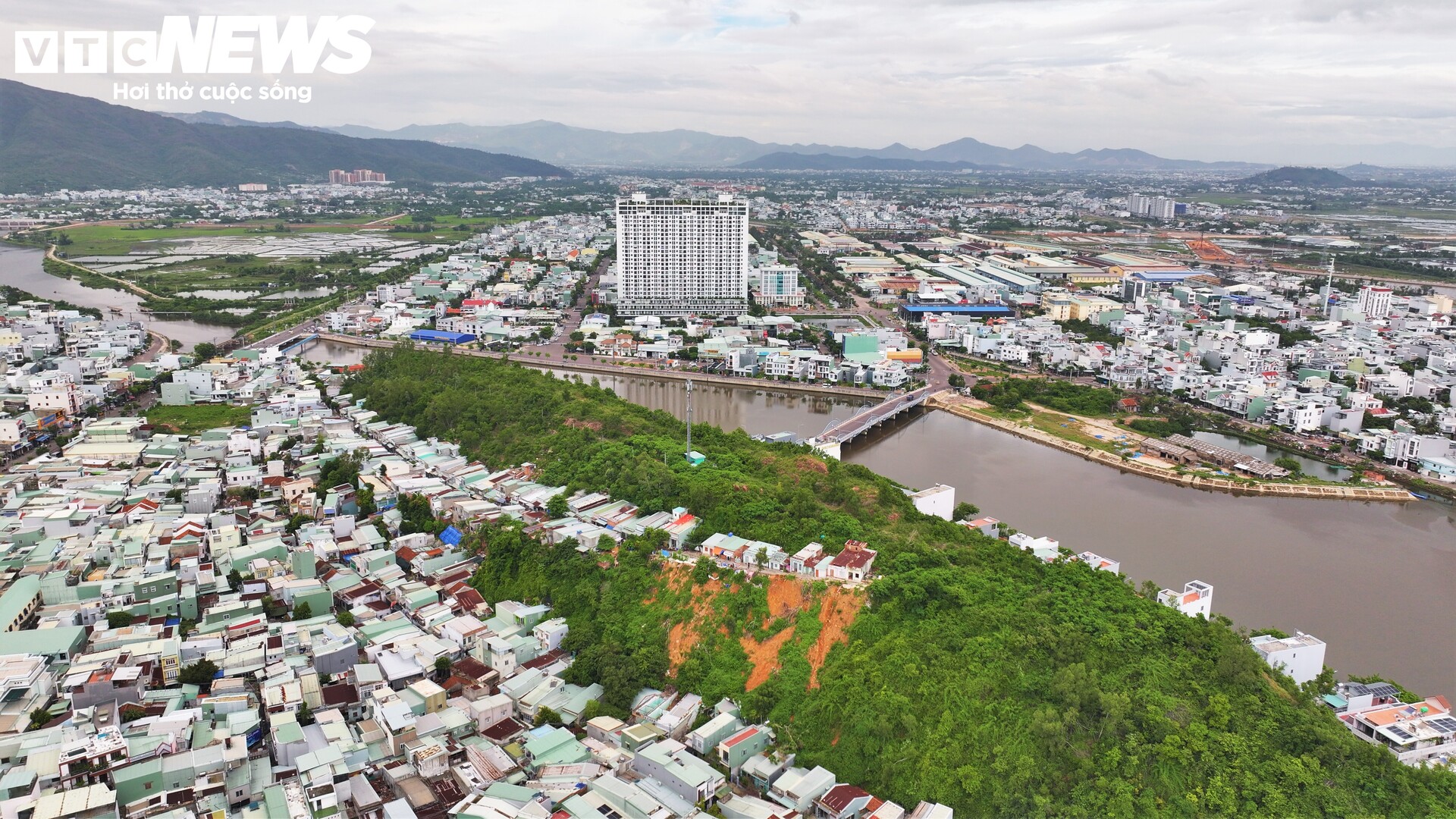 Cuộc sống bấp b&ecirc;nh của 52 hộ d&acirc;n tr&ecirc;n v&aacute;ch n&uacute;i hở h&agrave;m ếch ở Quy Nhơn - Ảnh 10.