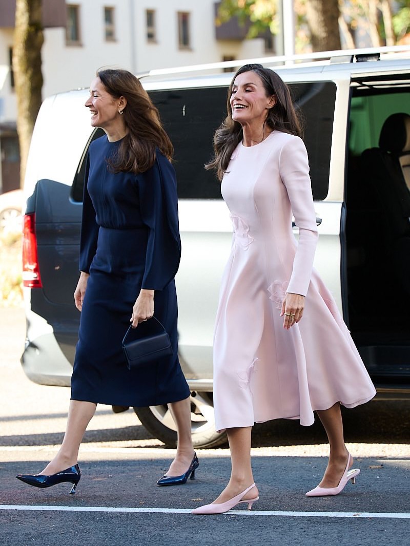 Sau tuổi 40 , phụ nữ n&ecirc;n tr&aacute;nh kiểu mặc g&acirc;y mất d&aacute;ng như Vương hậu Letizia - Ảnh 13.