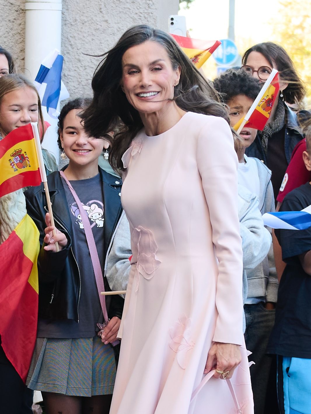 Sau tuổi 40 , phụ nữ n&ecirc;n tr&aacute;nh kiểu mặc g&acirc;y mất d&aacute;ng như Vương hậu Letizia - Ảnh 11.