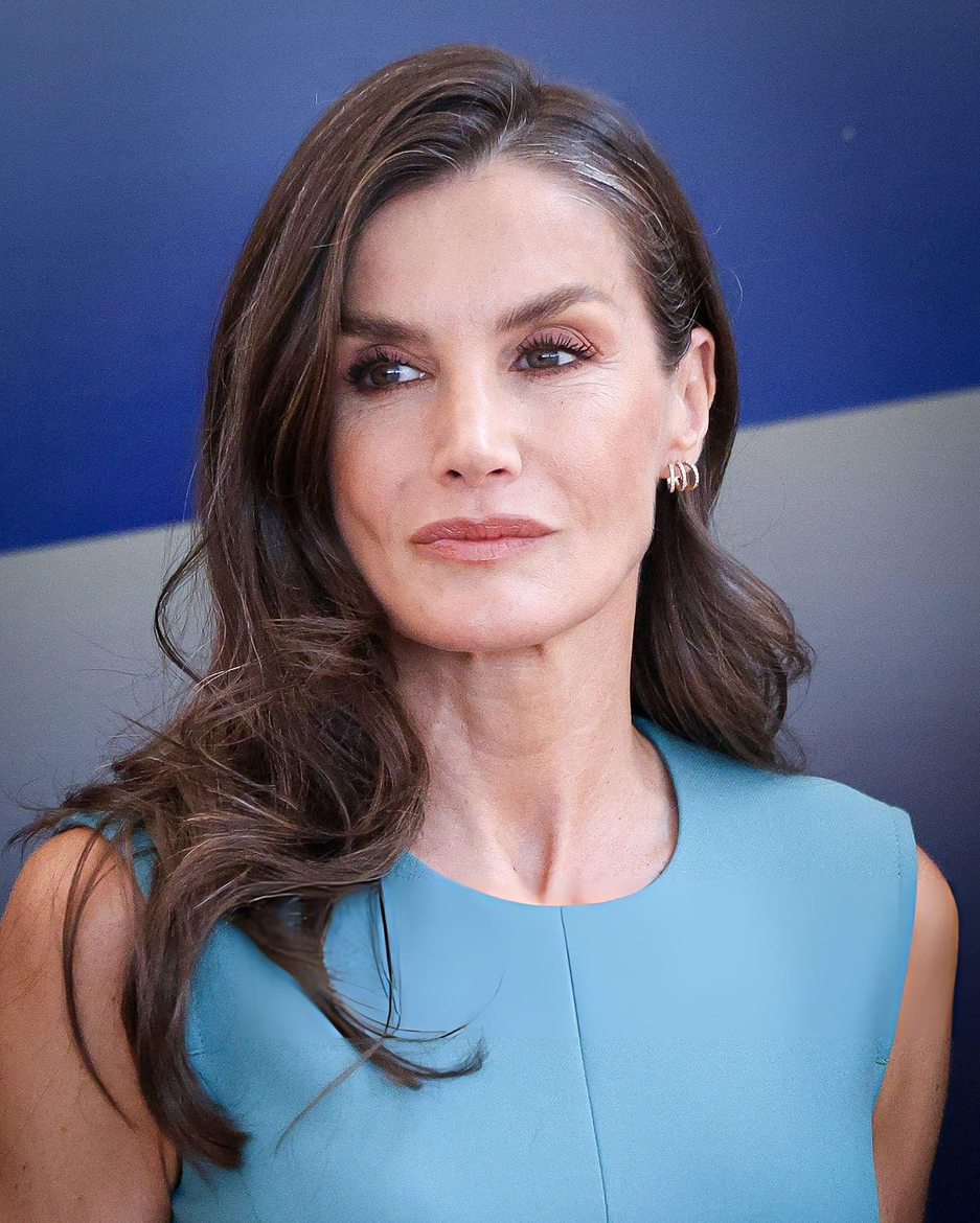 Sau tuổi 40 , phụ nữ n&ecirc;n tr&aacute;nh kiểu mặc g&acirc;y mất d&aacute;ng như Vương hậu Letizia - Ảnh 7.
