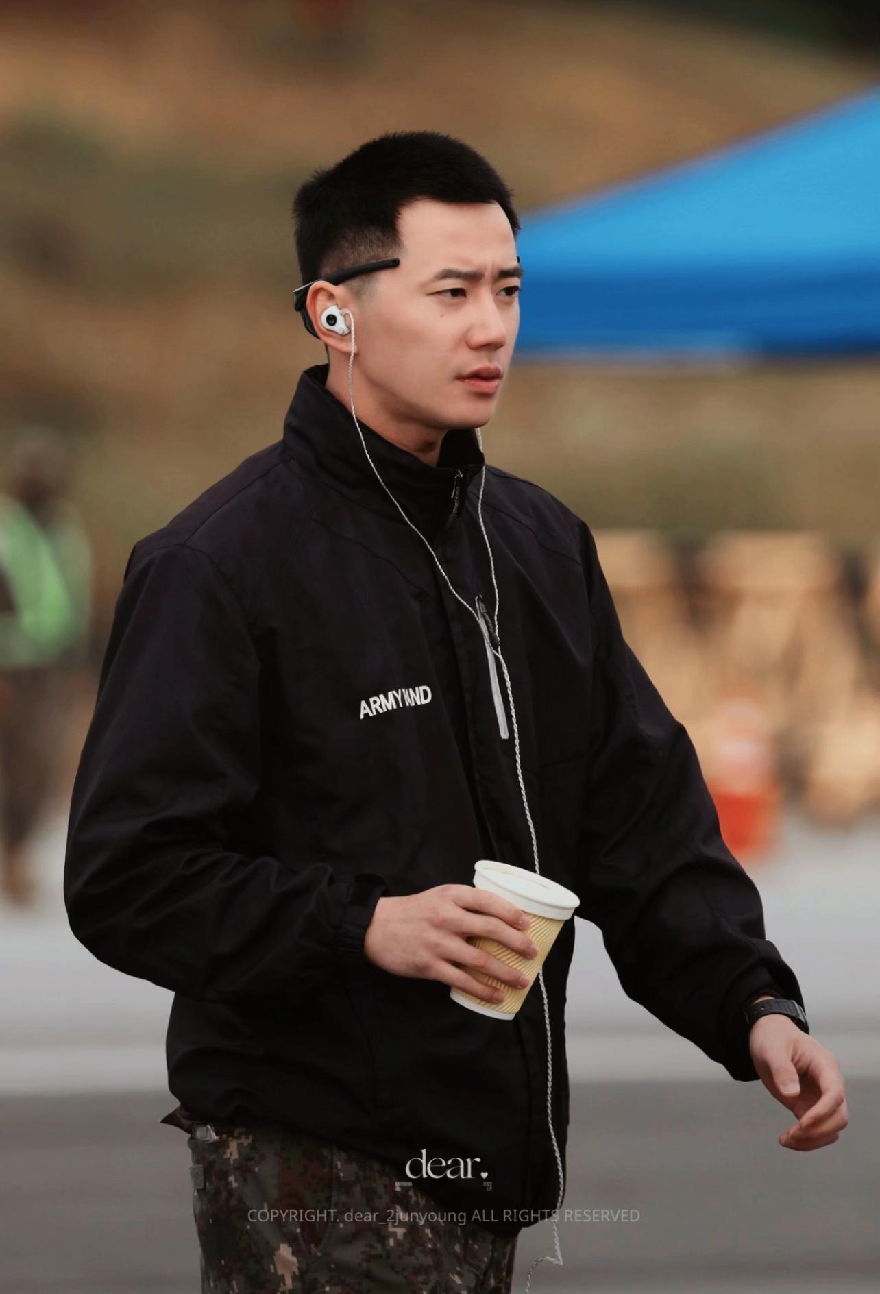 Lee Jun Young nổi bật hơn sau nhập ngũ với kiểu t&oacute;c 3 ph&acirc;n nam t&iacute;nh - Ảnh 1.