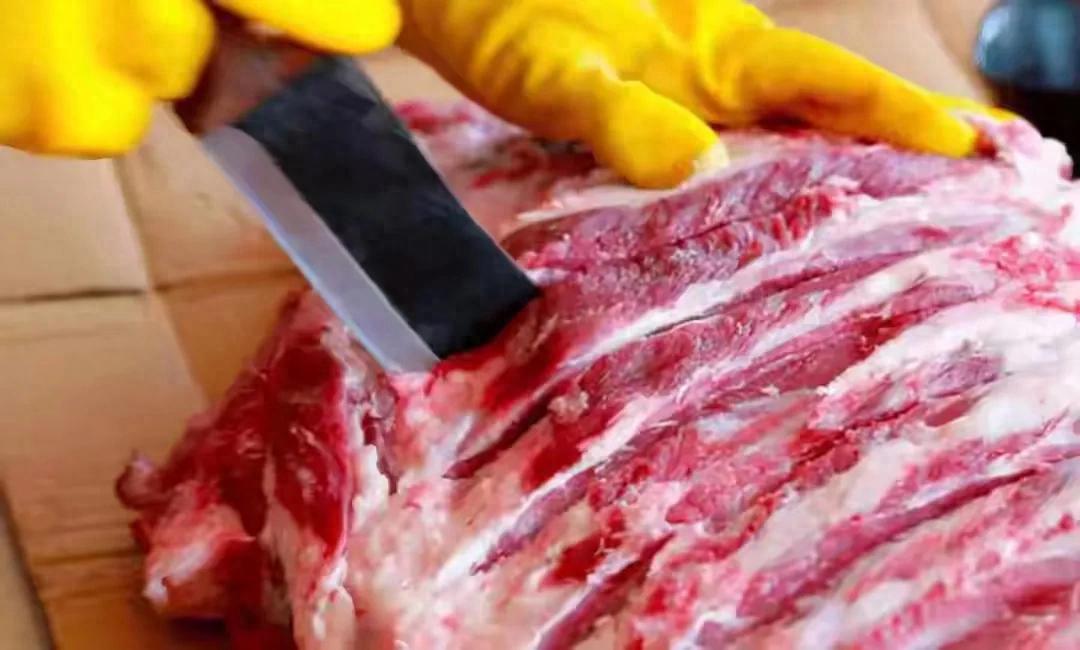 Khi mua sườn heo, nếu thấy c&oacute; dấu hiệu n&agrave;y ở c&aacute;c kẽ xương th&igrave; đừng mua d&ugrave; gi&aacute; c&oacute; rẻ đến đ&acirc;u! - Ảnh 2.