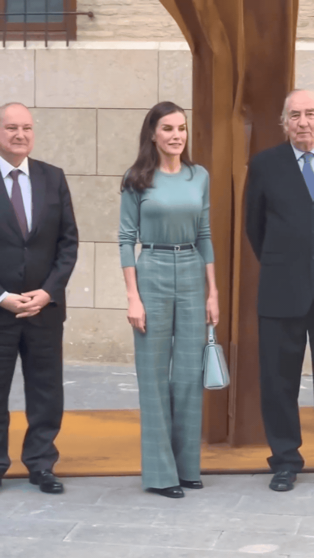 Sau tuổi 40 , phụ nữ n&ecirc;n tr&aacute;nh kiểu mặc g&acirc;y mất d&aacute;ng như Vương hậu Letizia - Ảnh 3.