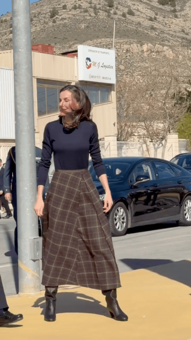Sau tuổi 40 , phụ nữ n&ecirc;n tr&aacute;nh kiểu mặc g&acirc;y mất d&aacute;ng như Vương hậu Letizia - Ảnh 2.