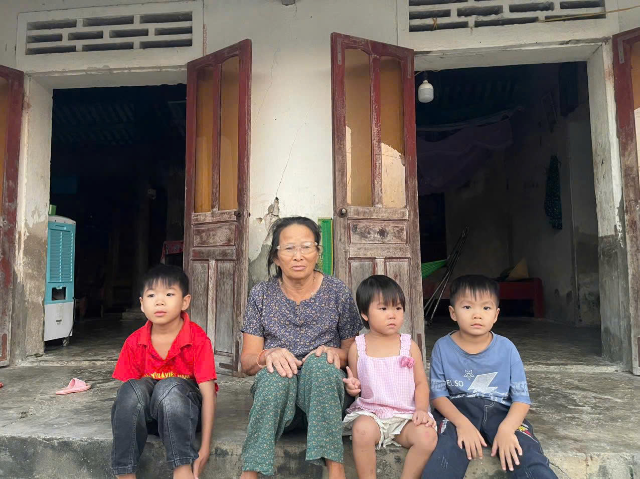 Gallery - Chung tay giúp đỡ người đàn ông bị điện giật nguy kịch khi đi làm thuê kiếm tiền nuôi mẹ già và 3 con nhỏ - image 2