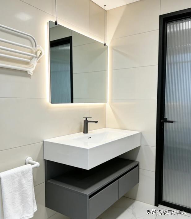Ph&ograve;ng tắm nhỏ đừng cố nh&eacute;t bồn rửa v&agrave;o trong: 4 c&aacute;ch bố tr&iacute; mới vừa rộng hơn vừa đẹp hơn - Ảnh 1.