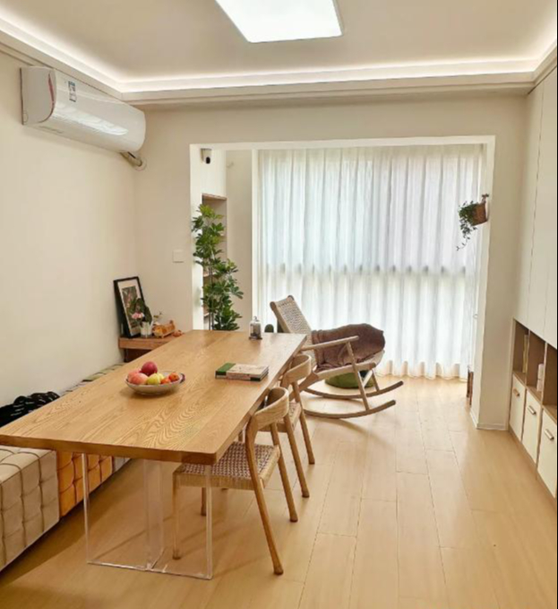 Bỏ b&agrave;n tr&agrave; để đặt b&agrave;n d&agrave;i trong ph&ograve;ng kh&aacute;ch đang th&agrave;nh xu hướng: Nh&igrave;n th&igrave; m&ecirc; nhưng nhiều người ở v&agrave;i th&aacute;ng đ&atilde; muốn đổi lại - Ảnh 1.