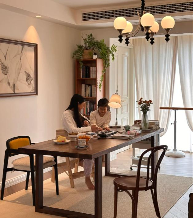 Bỏ b&agrave;n tr&agrave; để đặt b&agrave;n d&agrave;i trong ph&ograve;ng kh&aacute;ch đang th&agrave;nh xu hướng: Nh&igrave;n th&igrave; m&ecirc; nhưng nhiều người ở v&agrave;i th&aacute;ng đ&atilde; muốn đổi lại - Ảnh 2.