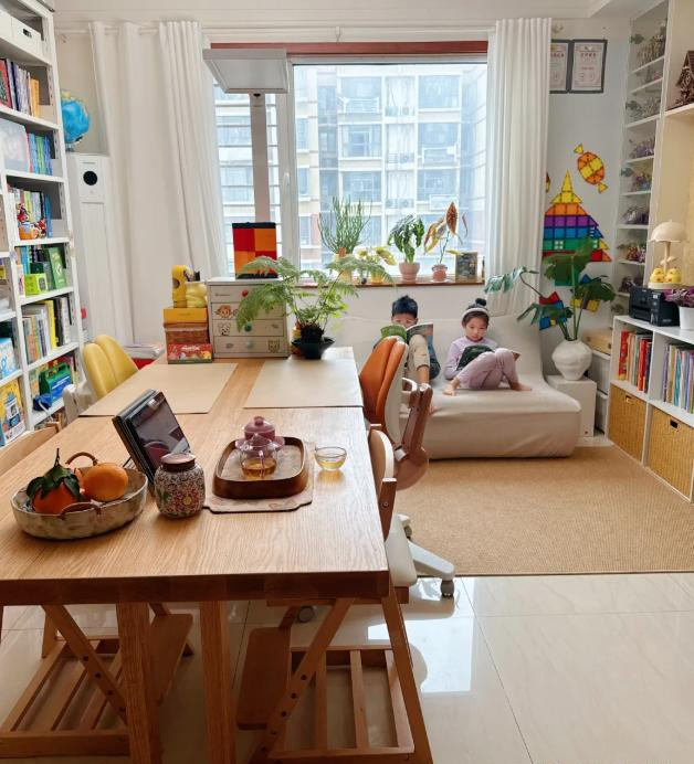 Bỏ b&agrave;n tr&agrave; để đặt b&agrave;n d&agrave;i trong ph&ograve;ng kh&aacute;ch đang th&agrave;nh xu hướng: Nh&igrave;n th&igrave; m&ecirc; nhưng nhiều người ở v&agrave;i th&aacute;ng đ&atilde; muốn đổi lại - Ảnh 4.