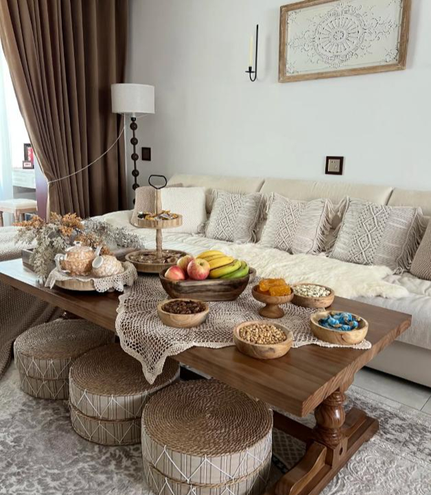 Bỏ b&agrave;n tr&agrave; để đặt b&agrave;n d&agrave;i trong ph&ograve;ng kh&aacute;ch đang th&agrave;nh xu hướng: Nh&igrave;n th&igrave; m&ecirc; nhưng nhiều người ở v&agrave;i th&aacute;ng đ&atilde; muốn đổi lại - Ảnh 7.