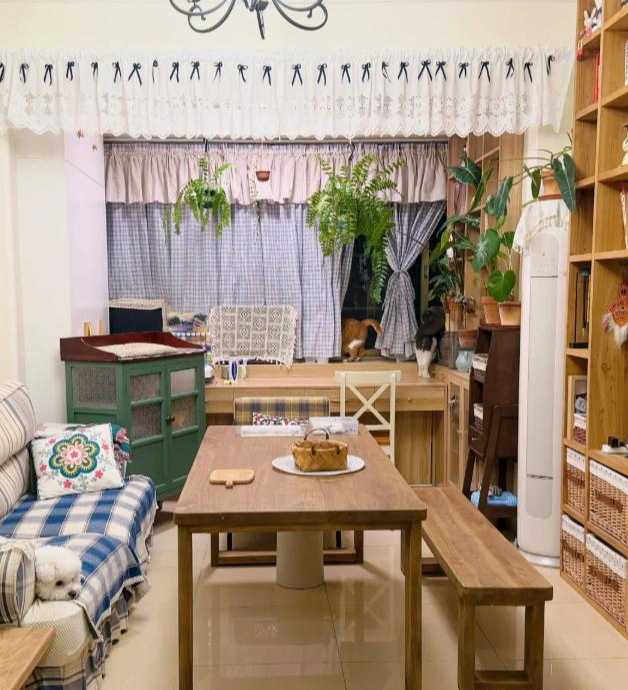 Bỏ b&agrave;n tr&agrave; để đặt b&agrave;n d&agrave;i trong ph&ograve;ng kh&aacute;ch đang th&agrave;nh xu hướng: Nh&igrave;n th&igrave; m&ecirc; nhưng nhiều người ở v&agrave;i th&aacute;ng đ&atilde; muốn đổi lại - Ảnh 8.