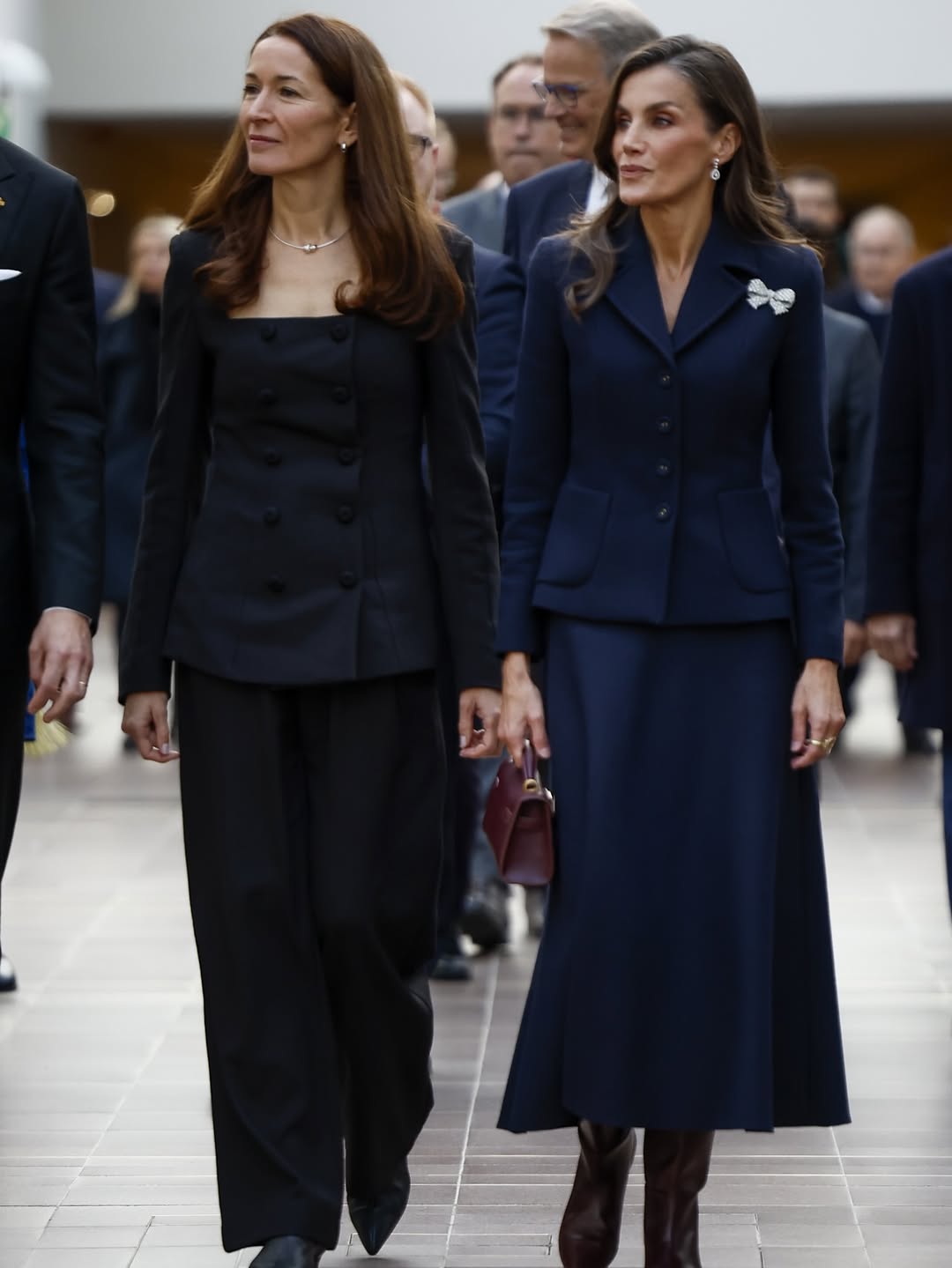 Kh&ocirc;ng phải h&agrave;ng hiệu, đ&acirc;y mới l&agrave; thứ khiến phong c&aacute;ch của Vương hậu Letizia lu&ocirc;n tr&ocirc;ng đắt gi&aacute; - Ảnh 4.